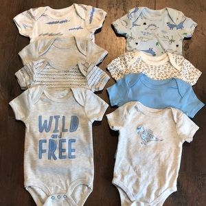 💙 8 adorable baby onesies 3-6m 💙
